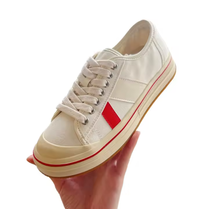 Aumento de altura interior 2 cm zapatos de lona clásicos nuevos zapatos de tablero a juego de color casual de suela gruesa pequeños zapatos blancos versátiles - 1