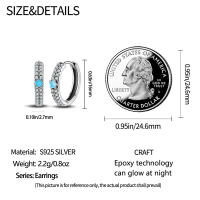 Aretes Redondos de Plata 925 Estilo Elegante para Mujeres con Piedra Principal de Zirconio y Diseño de Encanto Brillante Color en Oro - details 56
