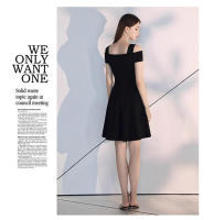Vestido de verano estilo Hpburn de cintura delgada en negro con cinturón adelgazante y mangas cortas - details 12