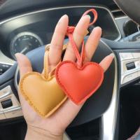 LLavero de corazón de cuero PU de moda, llavero de coche, colgador de cuero PU de amor, colgante de bolso de 14 colores a la moda para hombres - details 4
