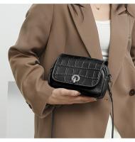Elegante bolso cruzado negro de cuero genuino para mujer con patrón de cocodrilo, correa desmontable y cierre de cremallera - Bolso de hombro compacto para uso diario, bolso de viaje seguro |   Accesorio Elegante |   Bolso de cuero genuino, bolso cruzado - details 4