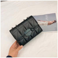 Bolso Cruzado de Cuero Negro con Estilo Bolso de Hombro Versátil para Mujeres con Correa de Cadena, Tejido en Diamantes, Cierre de Hebilla Metálica - details 3