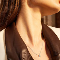 Collar de Pentagrama Plateado de Oro 18K Cadena de Clavícula de Estrella Perforada en Acero Inoxidable Versátil y Minimalista para Mujeres - details 7