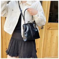 Bolso cruzado retro británico vintage 2025 Bolso de hombro de policiéster de alta calidad con cierre magnético Bolso negro elegante para la ciudad, las noches y el día a día Diseño minimalista, destacados en marrón - details 4