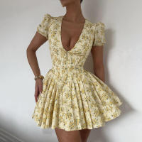 Minivestido estampado con cuello en V y mangas abullonadas. Vestido adornado con lazo de cintura alta con estampado floral. - details 9