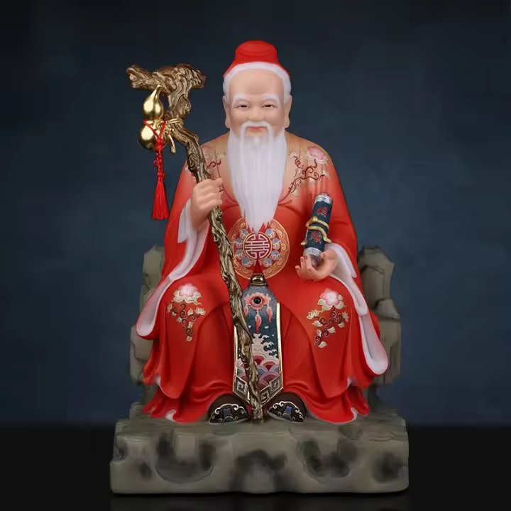 El Señor Estelar, matrimonio de personas mayores bajo la luna, sosteniendo una cuerda roja y estatua de la Doncella Roja en casa, sirviendo como decoración para el - 1