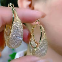 Elegantes pendientes de cristal de red dorada, perfectos para fiestas y regalos a familiares y amigos en Navidad, Halloween y San Valentín - details 5