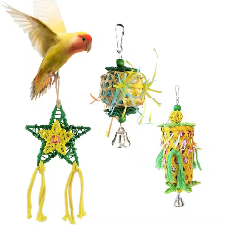 Juguetes Ralladores para Pájaros 3 Pcs Juego de Masticación y Columpio Hecho a Mano de Bambú Adecuado para Pajareras Pequeñas como Periquitos y Papagayos - 1
