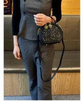 Bolso pequeño redondo de piedra de flor de lluvia de textura de lujo ligero de la marca Hong Kong para mujeres2025Nueva Bolsa Bandolera de Un Solo Hombro Texturizada Versátil y Moderna - details 7