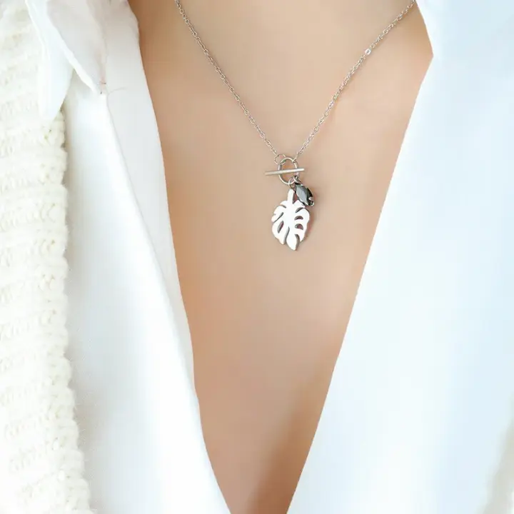 Nuevo collar con forma de hoja con incrustaciones de circonita negra, colgante de acero de titanio chapado en oro para mujer - 1