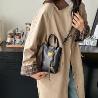 Bolso bandolera para teléfono de inspiración vintage para mujer - Cierre magnético, correa ajustable, color beige, diseño elegante y funcional para uso diario - details 8