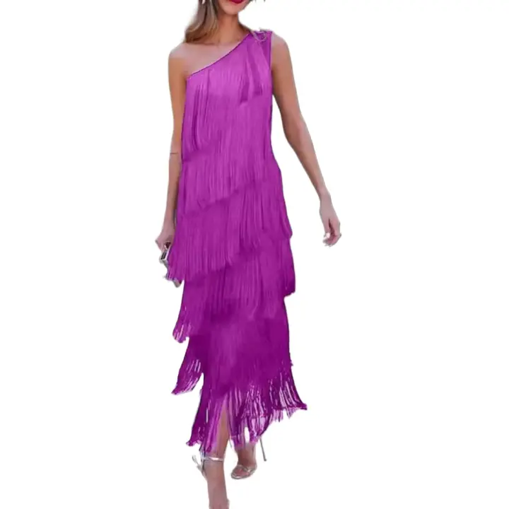 Vestidos asimétricos con flecos en los hombros, moda entre las mujeres. - 1
