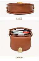 Bolso de sillín para mujer - Bandolera ajustable con herrajes en tono dorado, marrón y beige, perfecto para desplazamientos y salidas informales, elegante diseño de media luna, forro de poliéster duradero - details 7