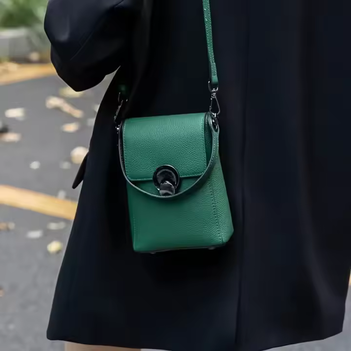 Bolso bandolera de piel auténtica para mujer con correa ajustable - Mini bolso elegante, cierre a presión, bolso minimalista para todos los días y formal en negro/blanco - Bolso de mujer de inspiración japonesa/coreana, bolso cruzado, bolso versátil - 1