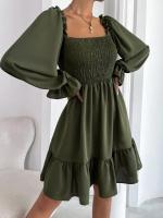 Vestido de mujer con mangas largas con volantes, cuello cuadrado, crepé paralelo, costura, cuerpo con volantes dobladillo - details 1
