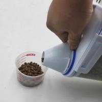 Recipiente de Almacenamiento de Plástico para Alimentos de Mascotas con Capacidad de 1.5kg/2kg con Taza de Medición a Prueba de Humedad y Sellado Accesorios para Mascotas - details 9