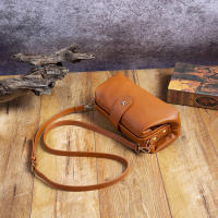 Europea y americana retro de cuero de la PU boca bolsa dorada doctor bolsa clip bolsa casual mini bolsa de mensajero - details 3