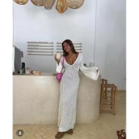 Vestido largo de punto de ganchillo calado para cubrir el bikini en vacaciones en la playa - details 28