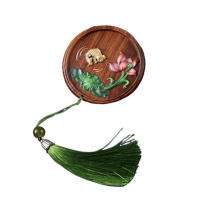 Espejo de mano portátil de estilo chino, espejo cosmético de madera con relieve de flor de urracal, borlas de pescado, espejo de maquillaje de bolsillo para vacaciones - details 3