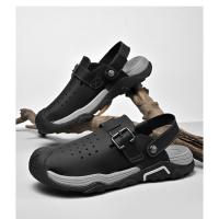 Verano dos usan zapatillas de playa, sandalias deportivas al aire libre y zapatos de montañismo. - details 16