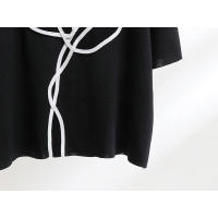 Conjunto de dos piezas para mujer, top de punto de manga corta holgado con cuello redondo abstracto simple de verano y falda recta a la cintura. - details 11