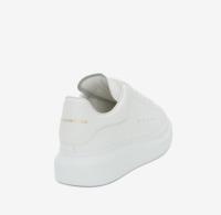 Los zapatos blancos de McQueen están de moda y son versátiles. - details 3