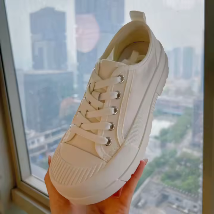 Nuevo versátil cabeza redonda con cordones pequeños zapatos blancos de moda para mujer y cómodos zapatos de tablero deportivo - 1