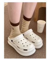 Los estudiantes usan la versión coreana de moda y creativa de los zapatos con agujeros, zapatillas geniales de cabeza de bolsa de paso de mierda de suela gruesa suave de EVA de verano para mujer - details 32