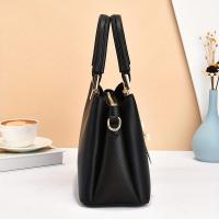 Elegante bolso de mano con correa de hombro desmontable, herrajes en tono dorado y elegante dije de hoja - Elegante bolso blanco para uso diario, bolso informal y elegante |   Bolso de mano con encanto elegante |   Bolsa - details 2