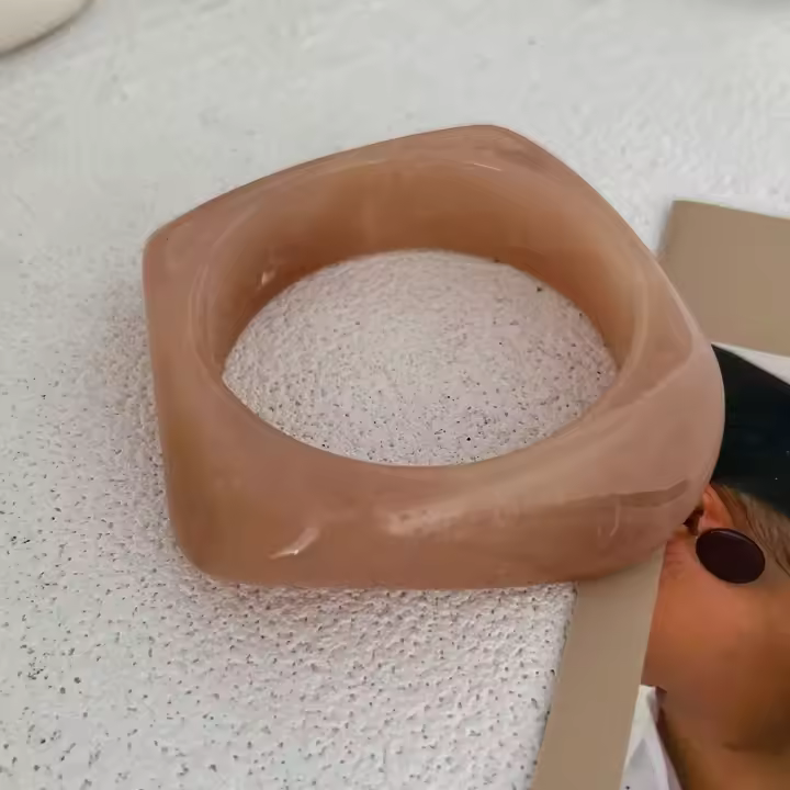 Pulsera de Resina Acrílica Gruesa y Desigual Estilo Punk Vintage Beige Caqui - 1