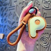 Llavero con 26 letras dulces, colgante para bolso, llavero de coche, llavero con alfabeto, adornos de cuero PU, colgante de letra de la suerte, regalo - details 14