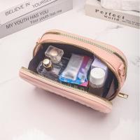 Neceser de viaje moderno de piel sintética, bolso bandolera cuadrado portátil, diseño acolchado con correa, organizador de artículos de tocador impermeable - details 14