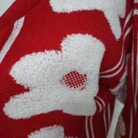 Flor flocada Nuevo cárdigan de punto rojo diseño de mujer nuevo suéter elegante de gama alta con cuello en V abrigo suéter - details 3