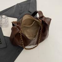 Bolso de hombro estilo vintage en colores negro, caqui y café con correa de cadena y cierre de cremallera - details 8