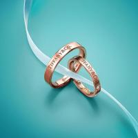 ΤΙΦΑΝΗ ™ ΤΙΦΑΝΗ&CO. ®   Anillo de banda en oro de 18 quilates/platino con diamantes brillantes redondos anchos, adornado con el logotipo de ΤΙFFANY - details 0