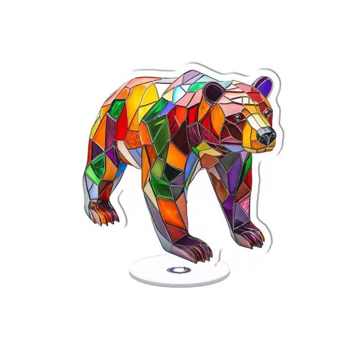 Escultura acrílica giratoria de un oso de vidrieras vibrante con un físico musculoso y una expresión realista que muestra intrincados colores de mosaico y una textura brillante. - 1