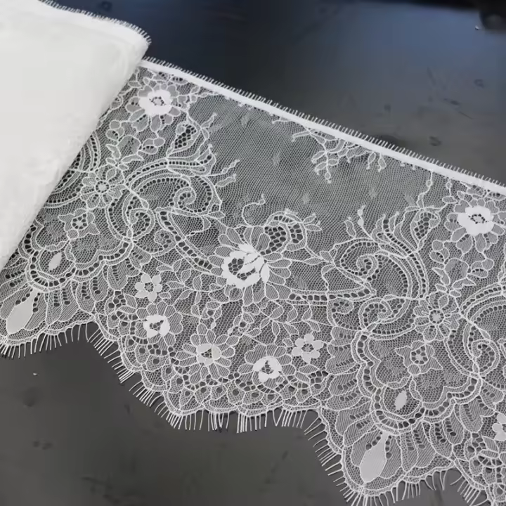 Encaje Blanco de Chantilly de Alta Calidad con Borde de Encaje en Forma de Bancarrota para Vestido Accesorios de Ropa Poliéster - 1