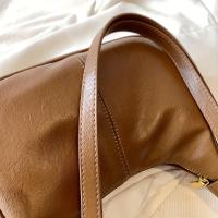 Elegante bolso bandolera para mujer, color sólido, correa ajustable, cierre de cremallera, forro de poliéster, borde pintado, bolso bandolera versátil para oficina y cita - Negro/Borgoña/Café - details 4