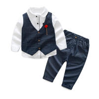 Conjunto de tres piezas de moda infantil para otoño: chaleco, traje formal para niños, cárdigan de manga larga de algodón con boutonniere. - details 3