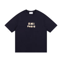 Las camisetas AMI Primavera/Verano 2025 están ahora disponibles. Esta es una nueva camisa de manga corta de moda para hombre de alta calidad, adecuada para uso informal y deportivo. - details 0