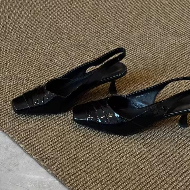 Sandalias de trabajo con tacón medio delgado, punta cuadrada, boca poco profunda, charol plisado de cordero suave y estilo moderno. - 1