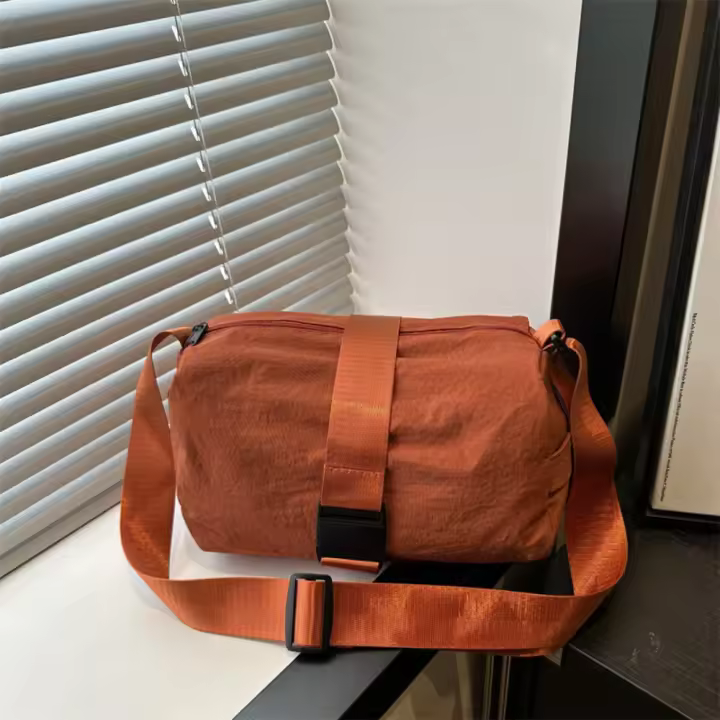 Bolso cruzado coreano de moda para hombre y mujer, bolso de hombro ligero con hebilla de alta capacidad, bolso de viaje ajustable de Color sólido - 1