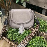 Nuevo bolso de mujer 2025 tejido retro flujo de sillín barba diagonal span bag - details 6
