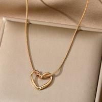 Collar de Titanio con Colgante de Corazón de Amor Diseño Simple para Mujer - details 5