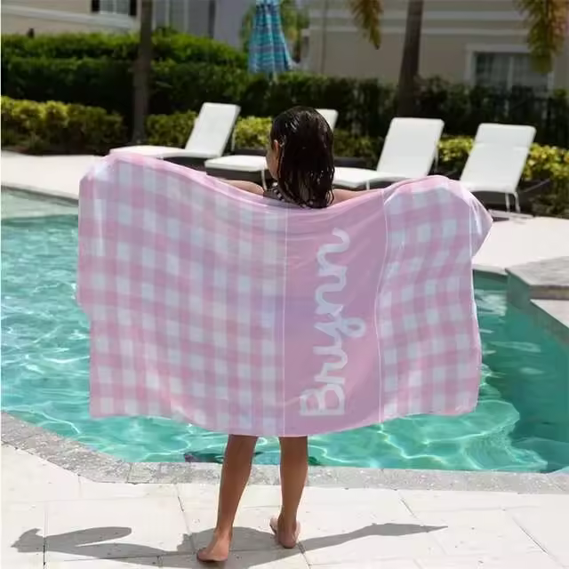 Toalla de baño con nombre de piscina multicolor personalizada con fuente de cuadrícula colorida - 1