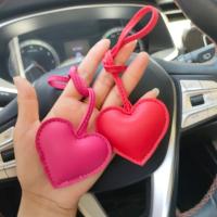 LLavero de corazón de cuero PU de moda, llavero de coche, colgador de cuero PU de amor, colgante de bolso de 14 colores a la moda para hombres - details 2