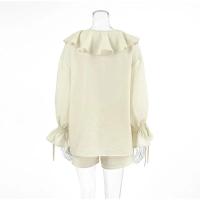 Blusa de encaje agárico blanco dulce para mujer, traje corto a la moda, manga larga, cuello en V, suelto, 2 piezas, ropa de viaje elegante para primavera 2025 - details 2