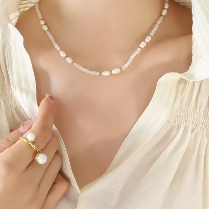 Colgante de Perla de Agua Dulce Cadena de Clavícula de Abalorios Dorados de Titanio con Estilo Vintage Francés Joyería de Personalidad - 1
