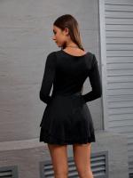 El vestido de mujer se cierra y muestra una falda corta de cuello cuadrado delgado - details 4