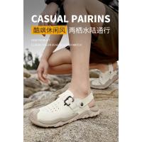 Verano dos usan zapatillas de playa, sandalias deportivas al aire libre y zapatos de montañismo. - details 8